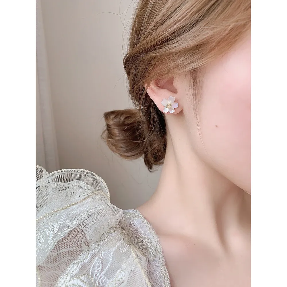 Yhpup Shell Flower Stud Earrings in White