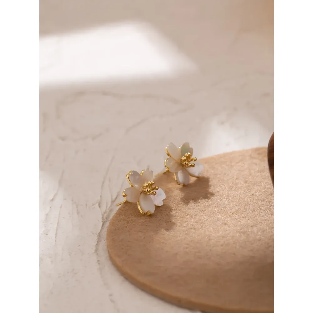 Yhpup Shell Flower Stud Earrings in White